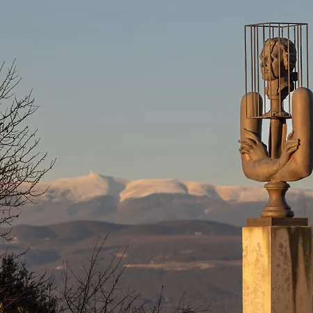 Dans Le Luberon Проживание в семье